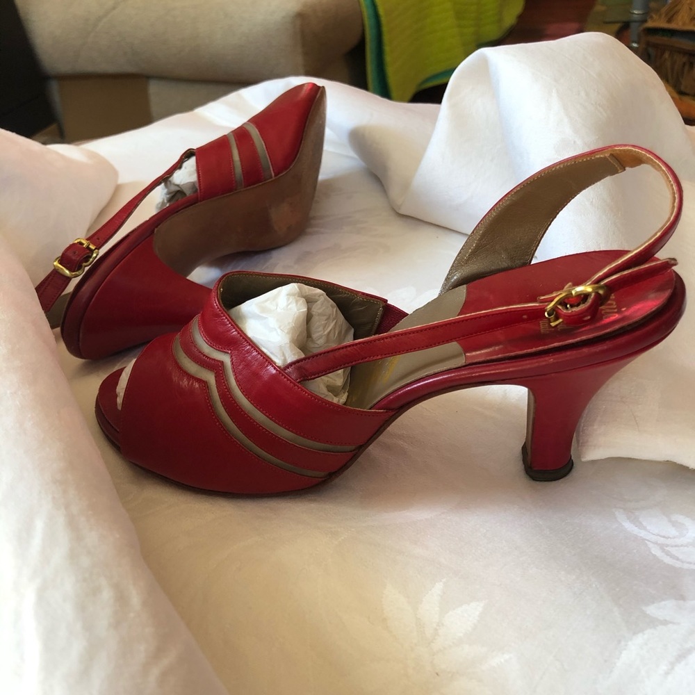1940s California Bootier A’mano red sling backs.
